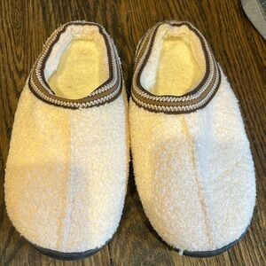 Amazon Sherpa Slipper Slides size 40 or 9/9.5.  Barely worn.